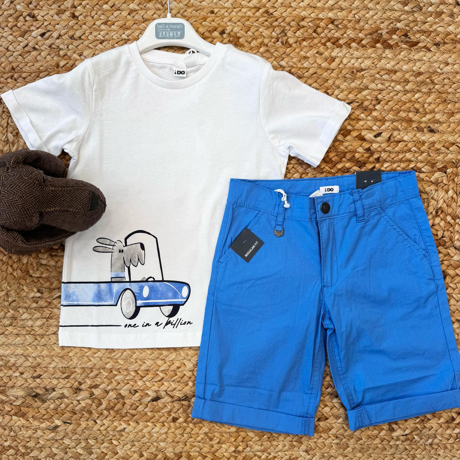 T-shirt bianca con stampa e pantaloncini blu per bambino, abbigliamento estivo casual.