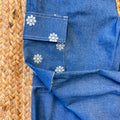 Tasca pantalone chambray bambina con ricami a fiore