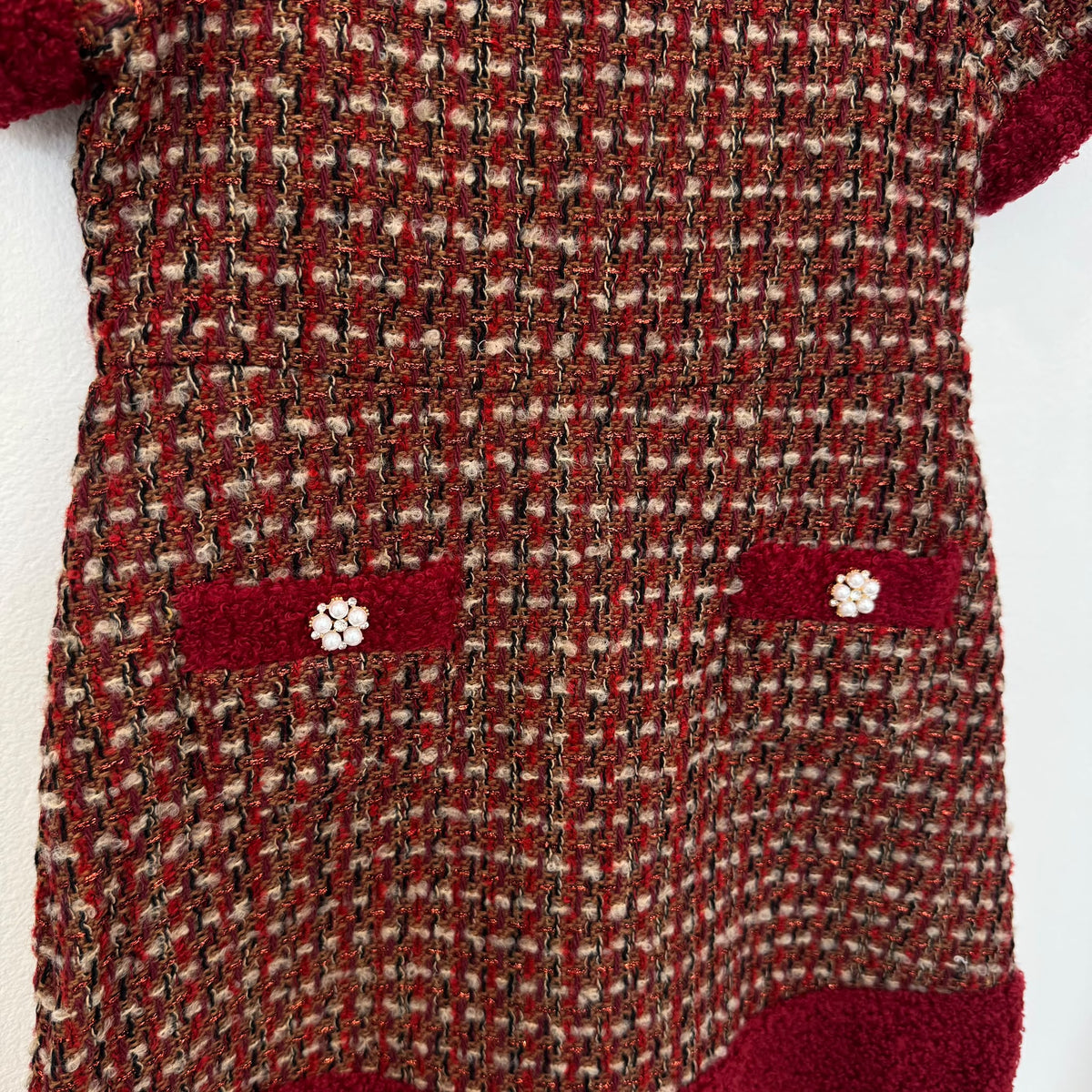 Abito elegante bambina in bouclé bordeaux con lurex, bordi rossi e taschine decorate
