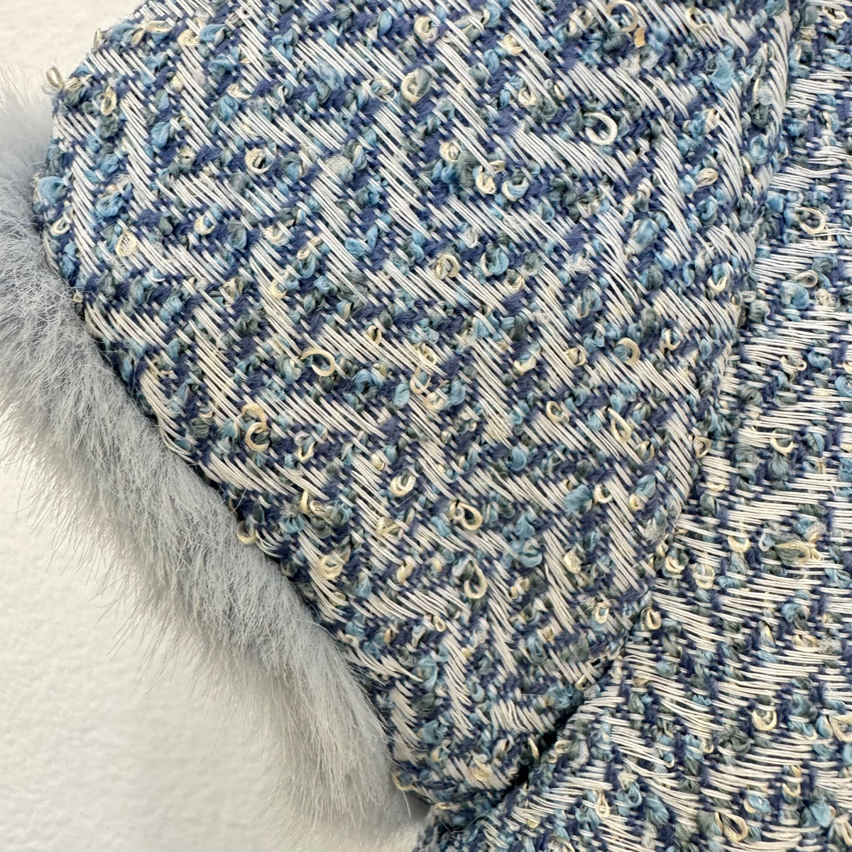 Abito bimba azzurro bouclé con colletto morbido e maniche corte.