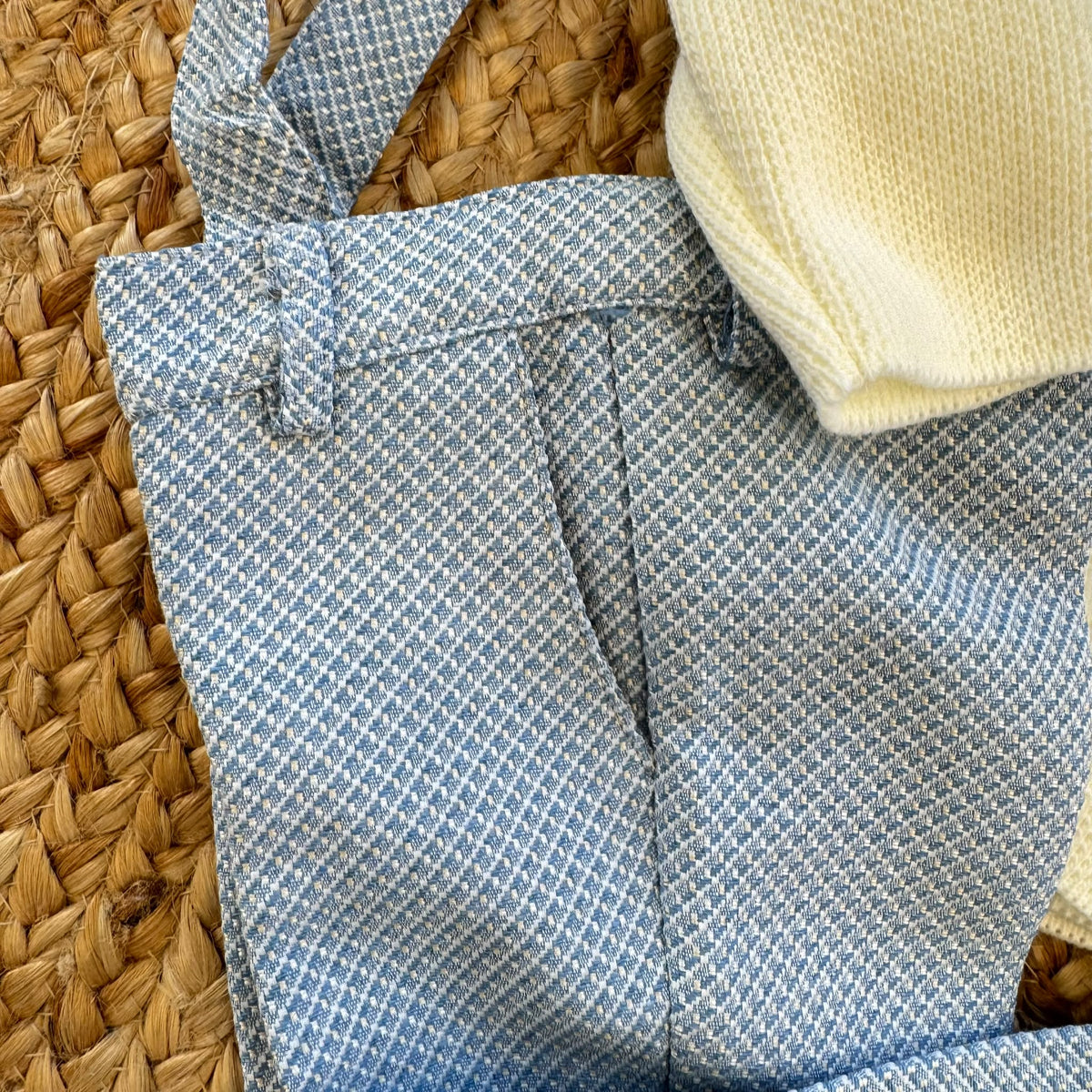 Completo battesimo bimbo azzurro e avorio con cardigan doppiopetto, pantalone con bretelle e papillon