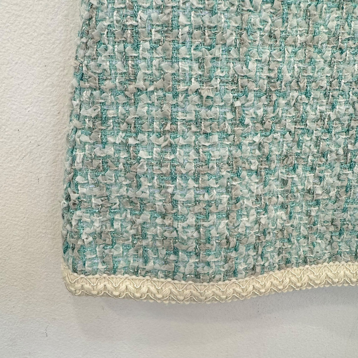 Abito elegante bambina in tweed verde acqua con dettagli gioiello avorio, maniche corte e linea svasata