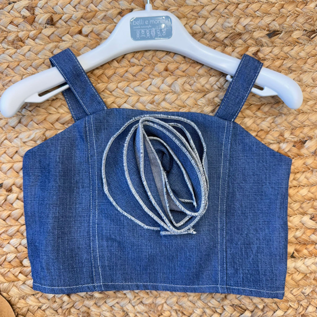  Completo chambray bambina con top e pantaloni cargo su fondo naturale

