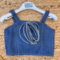 Top chambray bambina con spalline larghe e fiore decorativo

