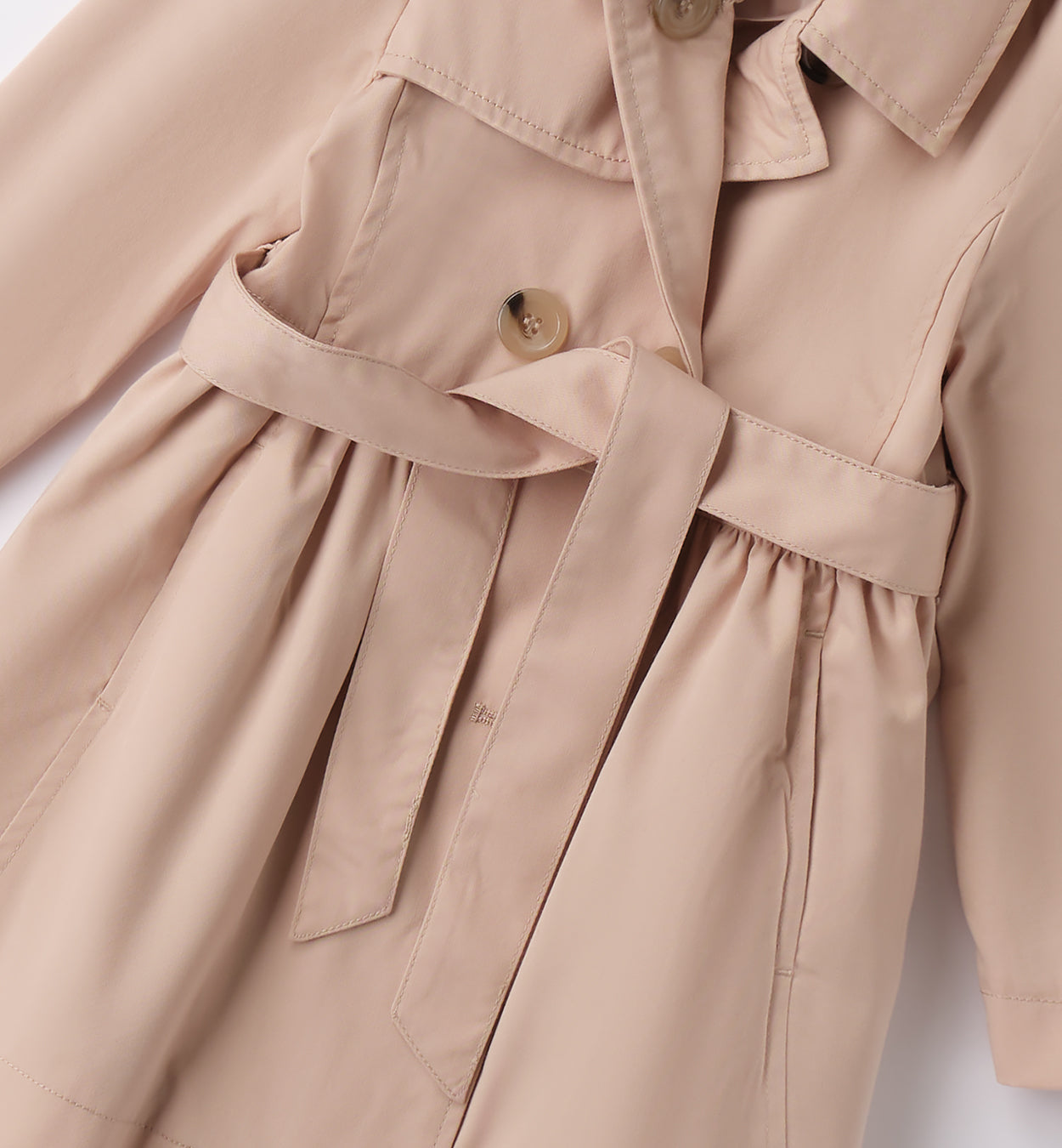 Dettaglio cintura trench bambina beige

