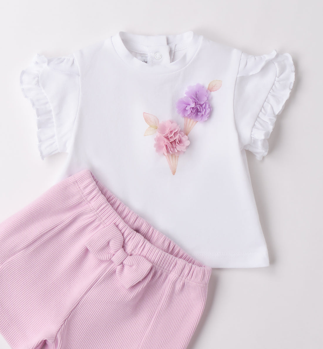 Completo bambina in cotone con t-shirt bianca e shorts rosa con balze.