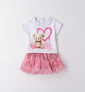 T-shirt bianca bambina con stampa orsetto e cuore rosa, dolce e alla moda.