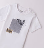 Completo bambino con t-shirt bianca "Enjoy the Ride" e shorts a righe blu.