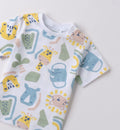 Dettaglio della stampa animaletti su t-shirt neonato con bottoncini sulla spalla.