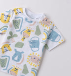 Dettaglio della stampa animaletti su t-shirt neonato con bottoncini sulla spalla.
