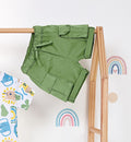  Pantaloncino corto verde oliva per bambino, modello cargo con tasche laterali.