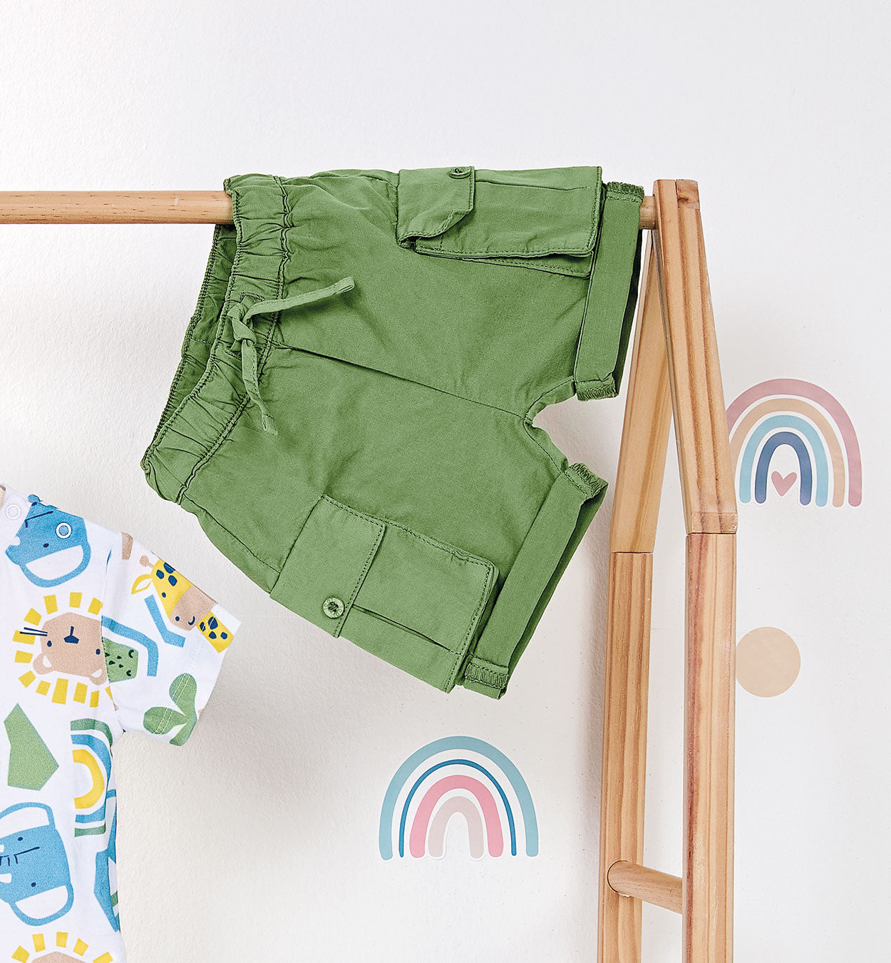  Pantaloncino corto verde oliva per bambino, modello cargo con tasche laterali.