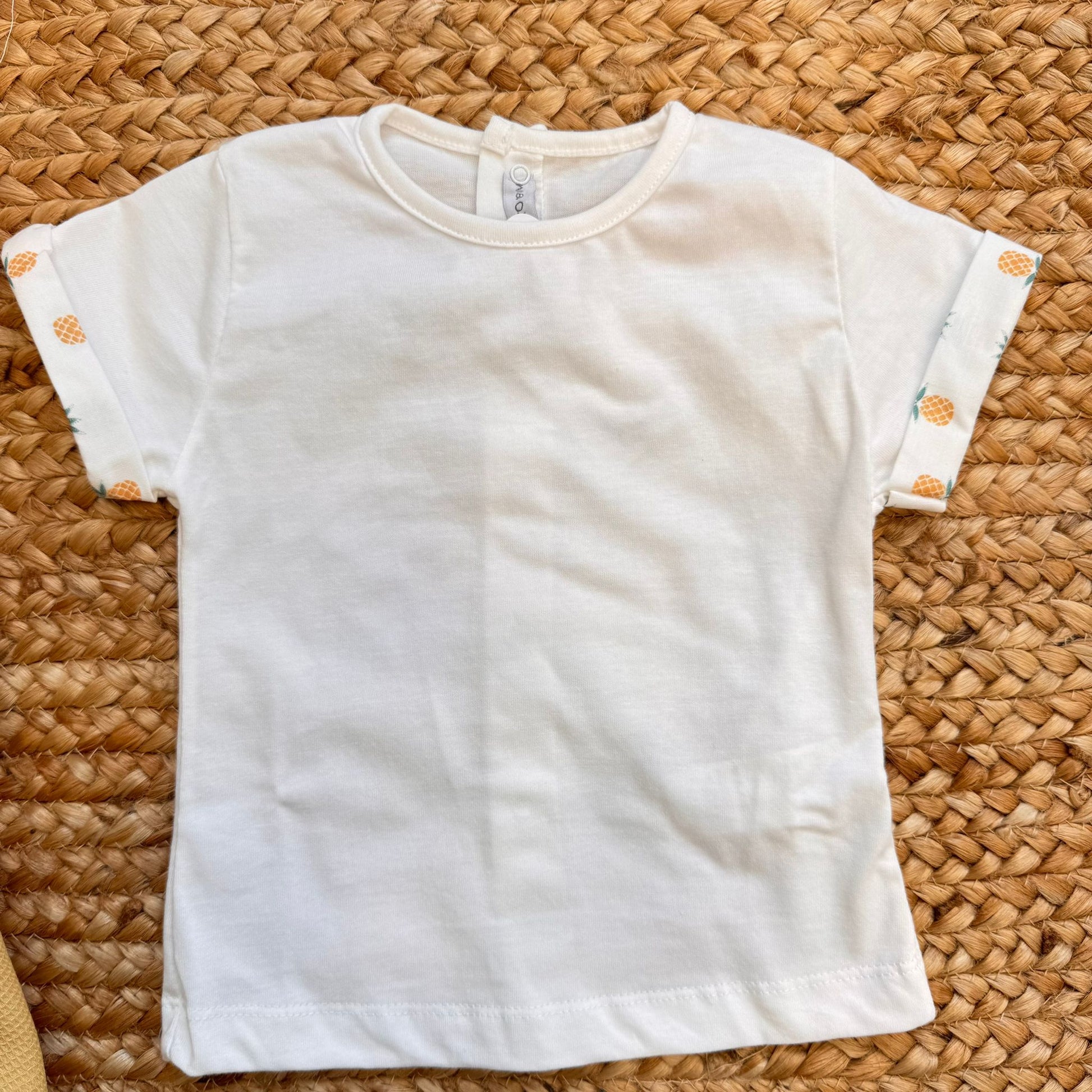 t-shirt bimbo bianca con maniche fantasia risvoltate