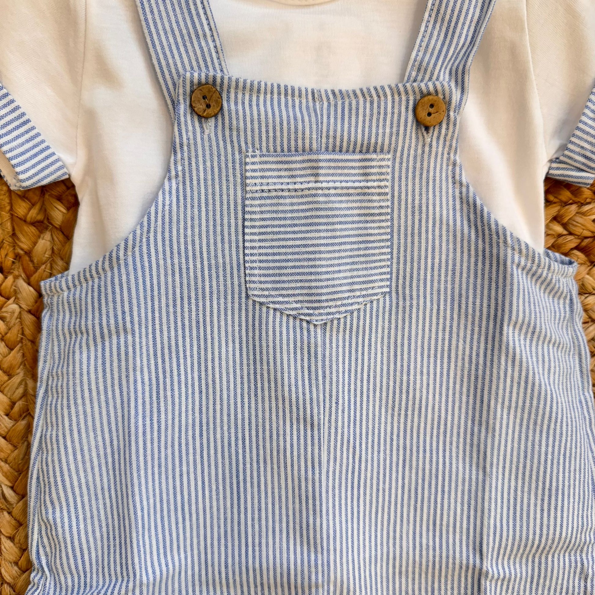t-shirt bimbo bianca con maniche risvoltate rigate