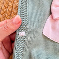 Uscita clinica neonata in pura lana verde salvia con copertina, vestitino, pantalone, cappellino e scarpine coordinate