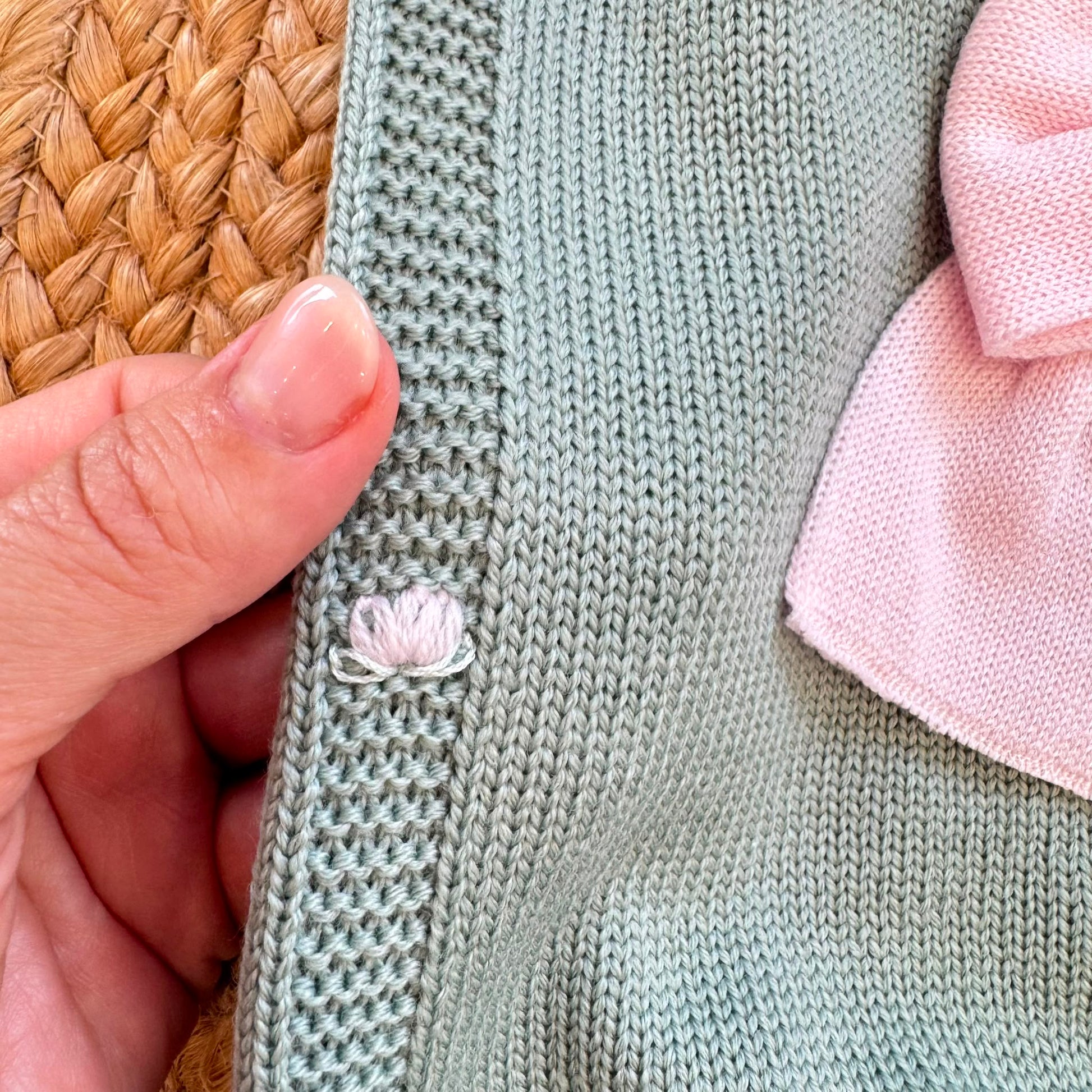 Uscita clinica neonata in pura lana verde salvia con copertina, vestitino, pantalone, cappellino e scarpine coordinate