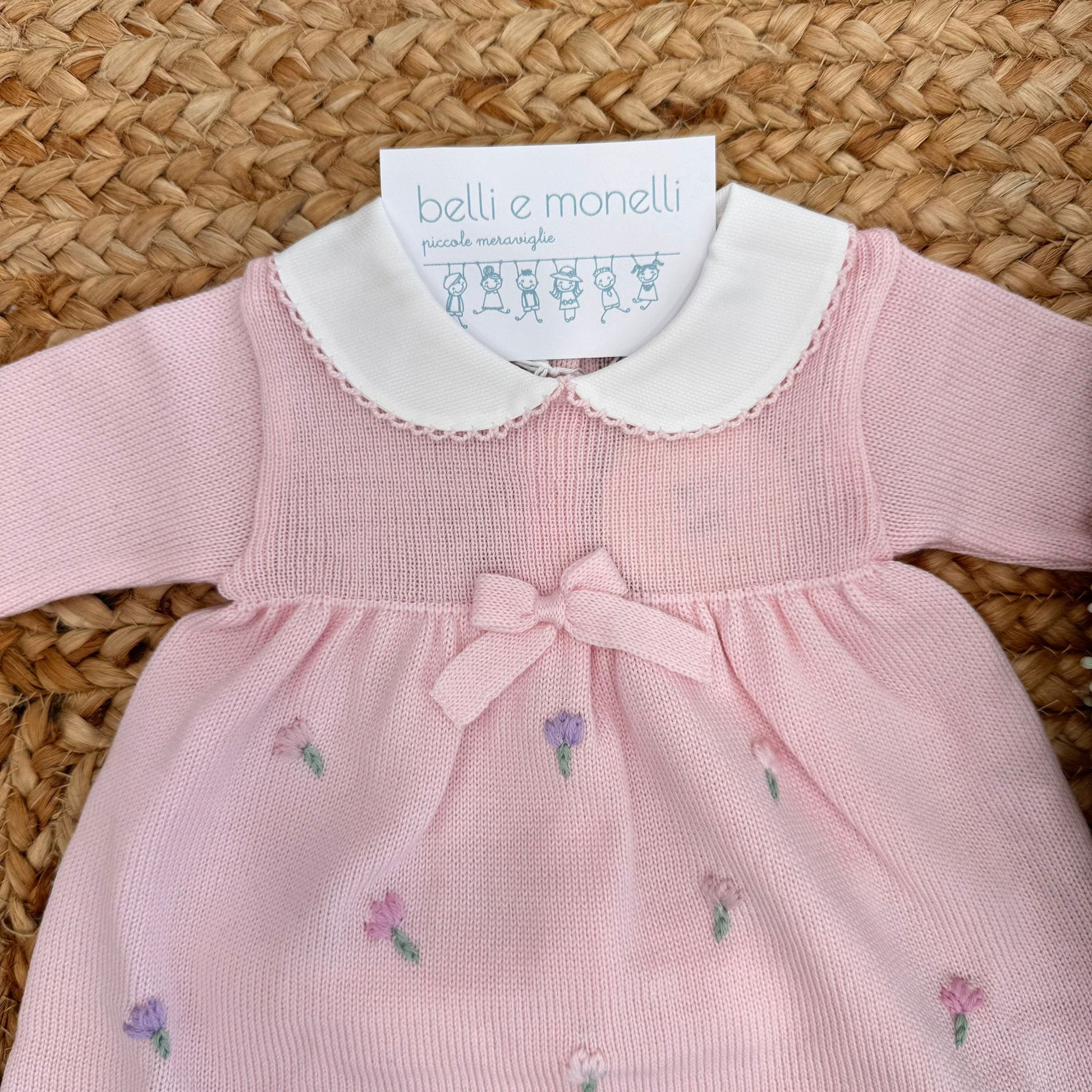 Dettaglio tunica con fiocco rosa e ricamo tulipani