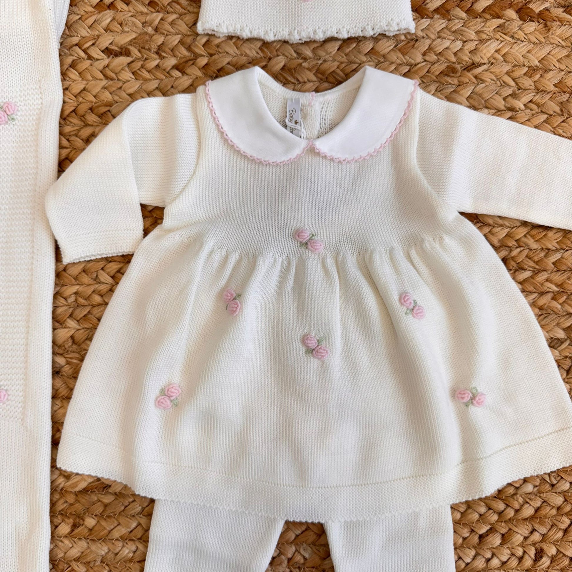 Dettaglio tunica neonata con colletto piquet e fiocco