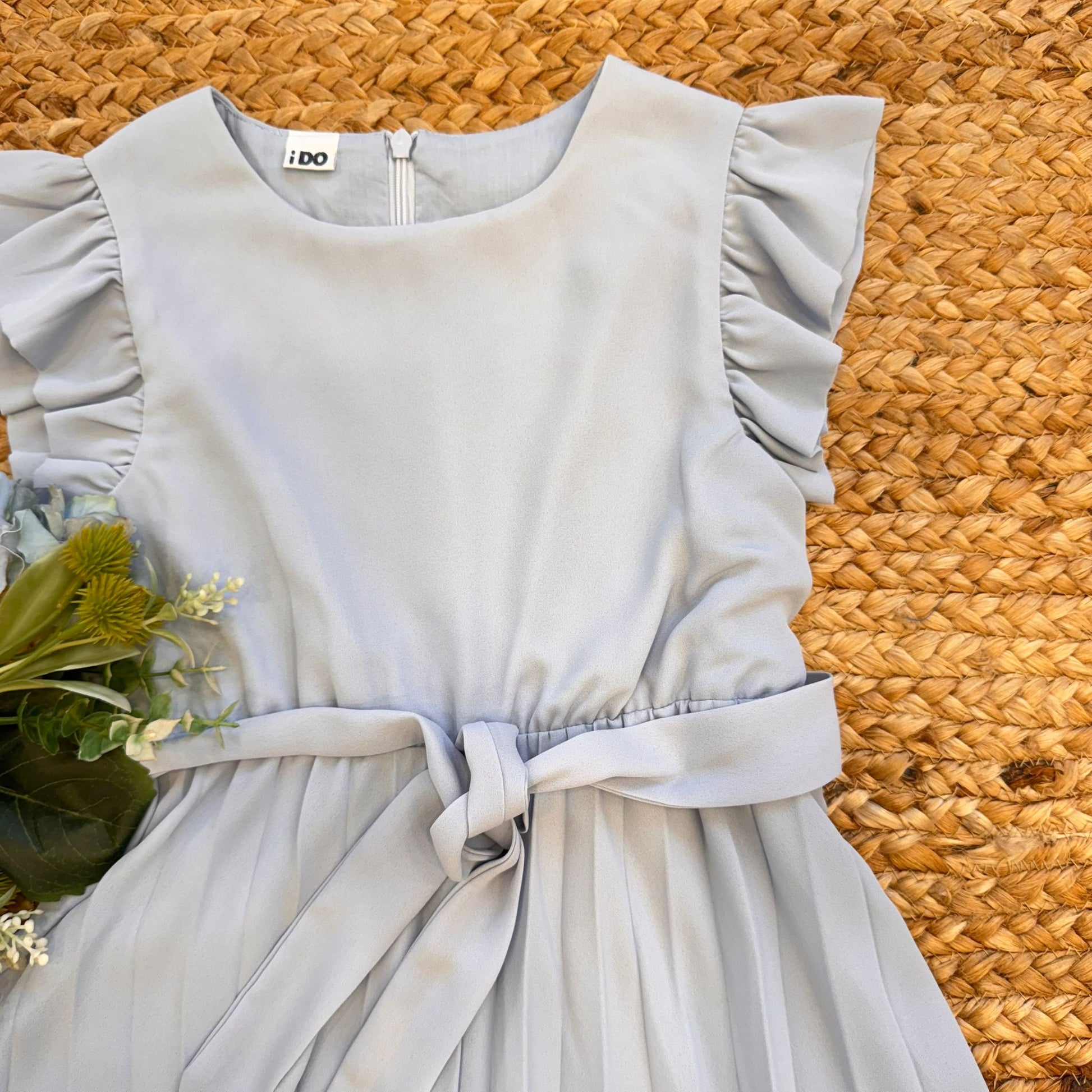 Tuta elegante bambina celeste con volant e cintura fiocco.