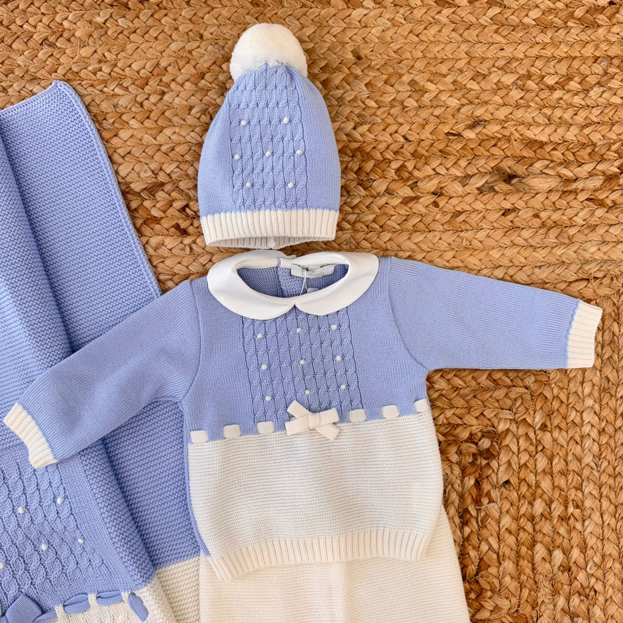 Tutina azzurro polvere in lana merinos con colletto panna e ricami, modello con piedini