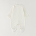 Tutina unisex neonato in caldo cotone bianco latte con bottoncini e piedini chiusi
