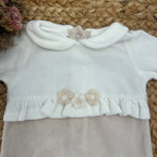 Tutina beige e panna in ciniglia per neonata con fiorellini in rilievo