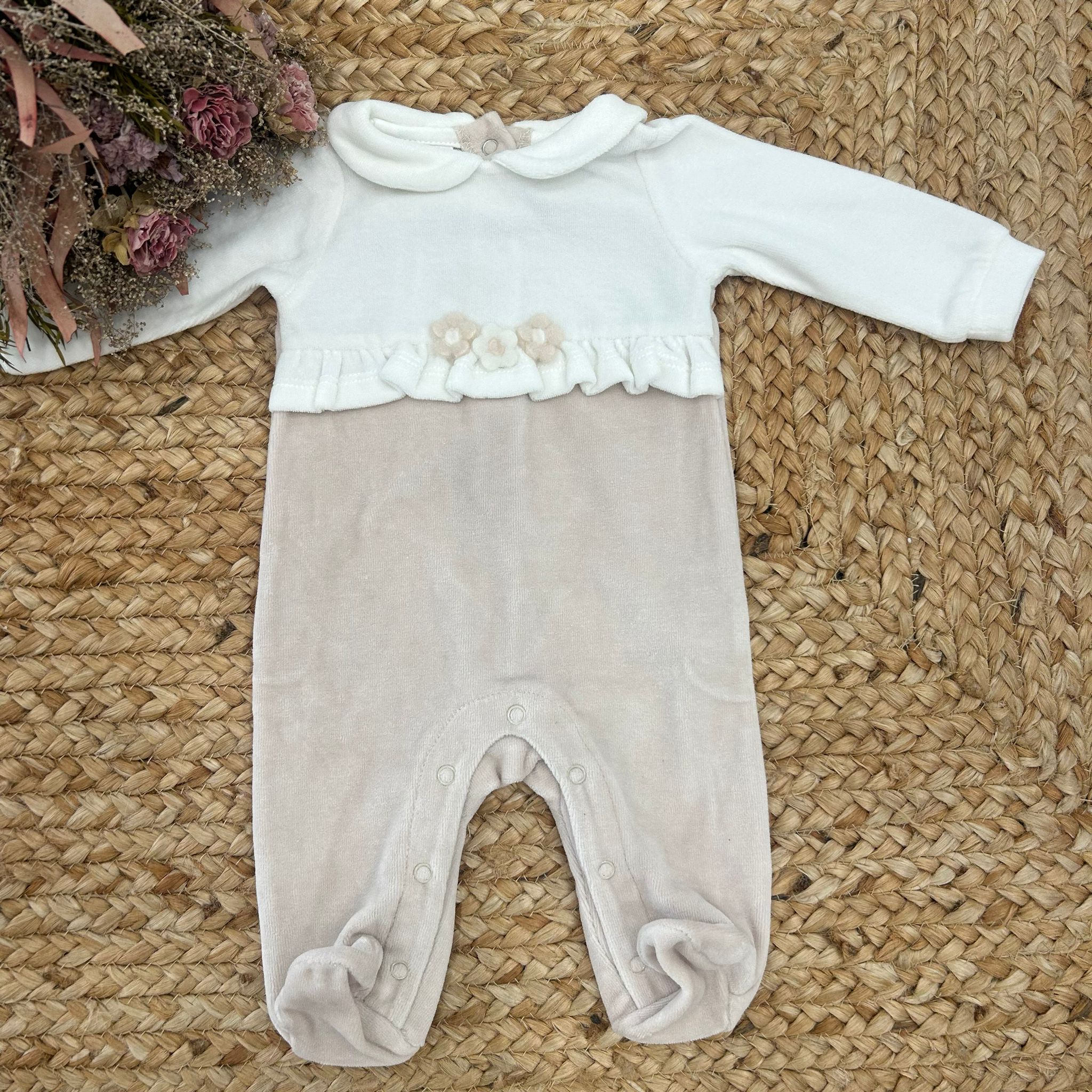 Tutina beige e panna in ciniglia per neonata con fiorellini in rilievo