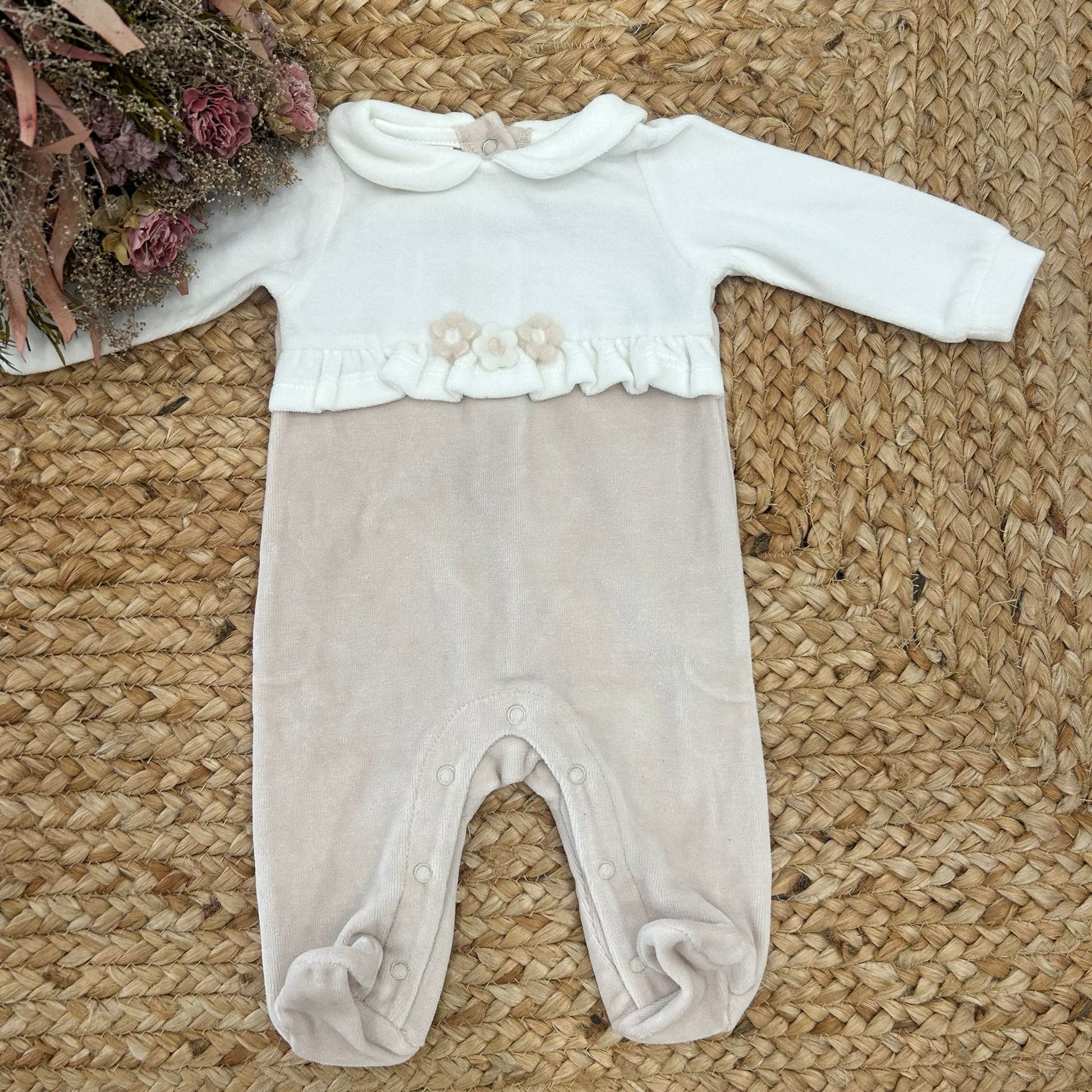 Tutina beige e panna in ciniglia per neonata con fiorellini in rilievo