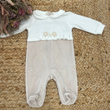 Tutina beige e panna in ciniglia per neonata con fiorellini in rilievo