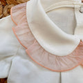Dettaglio colletto panna con ruches rosa su tutina bimba in cotone