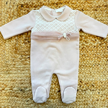 Tutina in caldo cotone rosa neonata con pizzo, tulle, rosellina decorativa e colletto arrotondato.