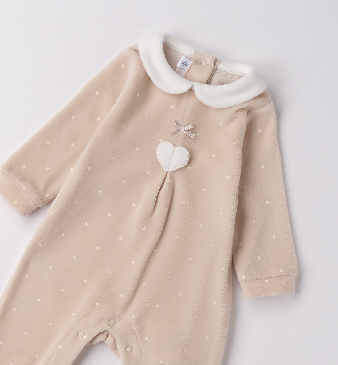 tutina-ciniglia-beige-cuore-bianco-folded