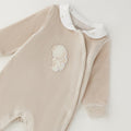 Tutina unisex neonato in ciniglia beige con orsetto, colletto bianco e piedini integrati