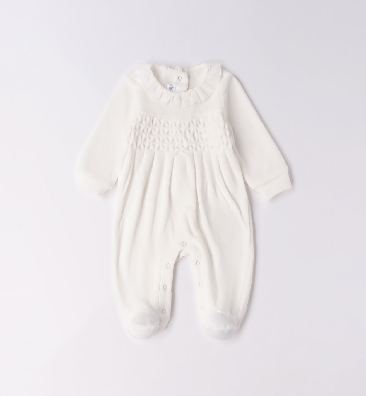 Tutina neonata in ciniglia bianco latte con ricamo nido d’ape piegata.