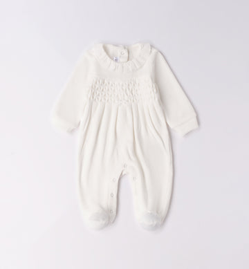 Tutina neonata in ciniglia bianco latte con ricamo nido d’ape piegata.