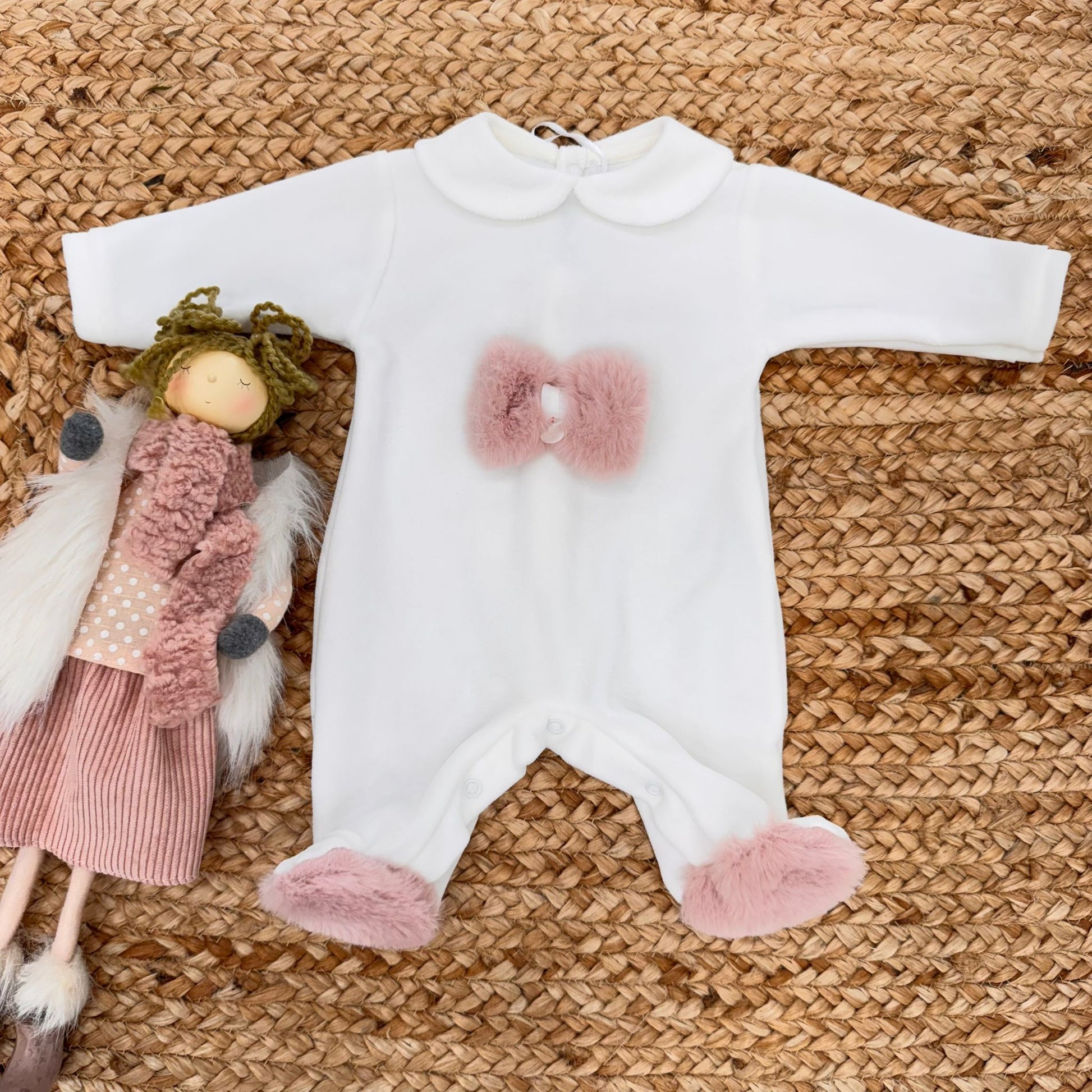 Tutina in ciniglia panna con fiocco in pelliccia rosa vista frontale