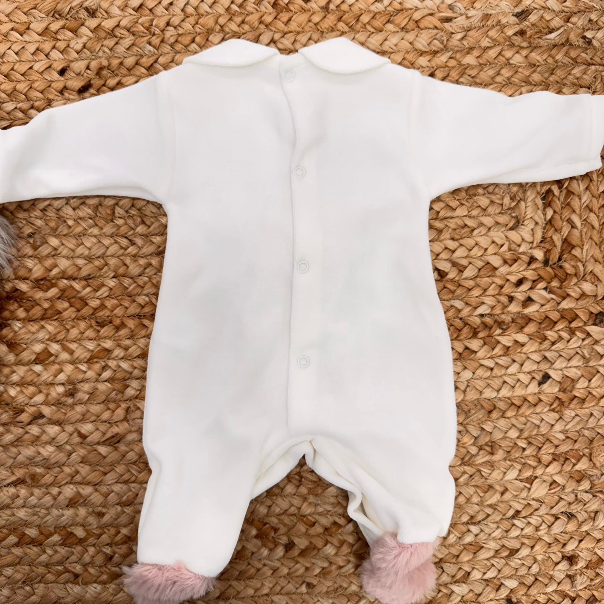 Retro della tutina in ciniglia panna per neonata con bottoni