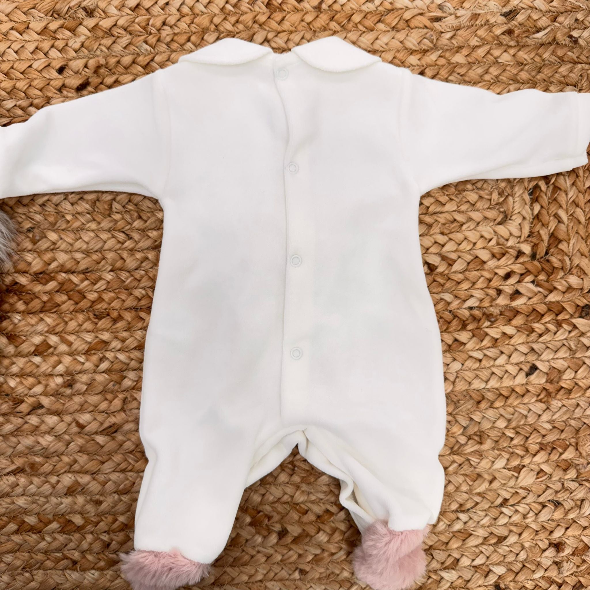 Retro della tutina in ciniglia panna per neonata con bottoni