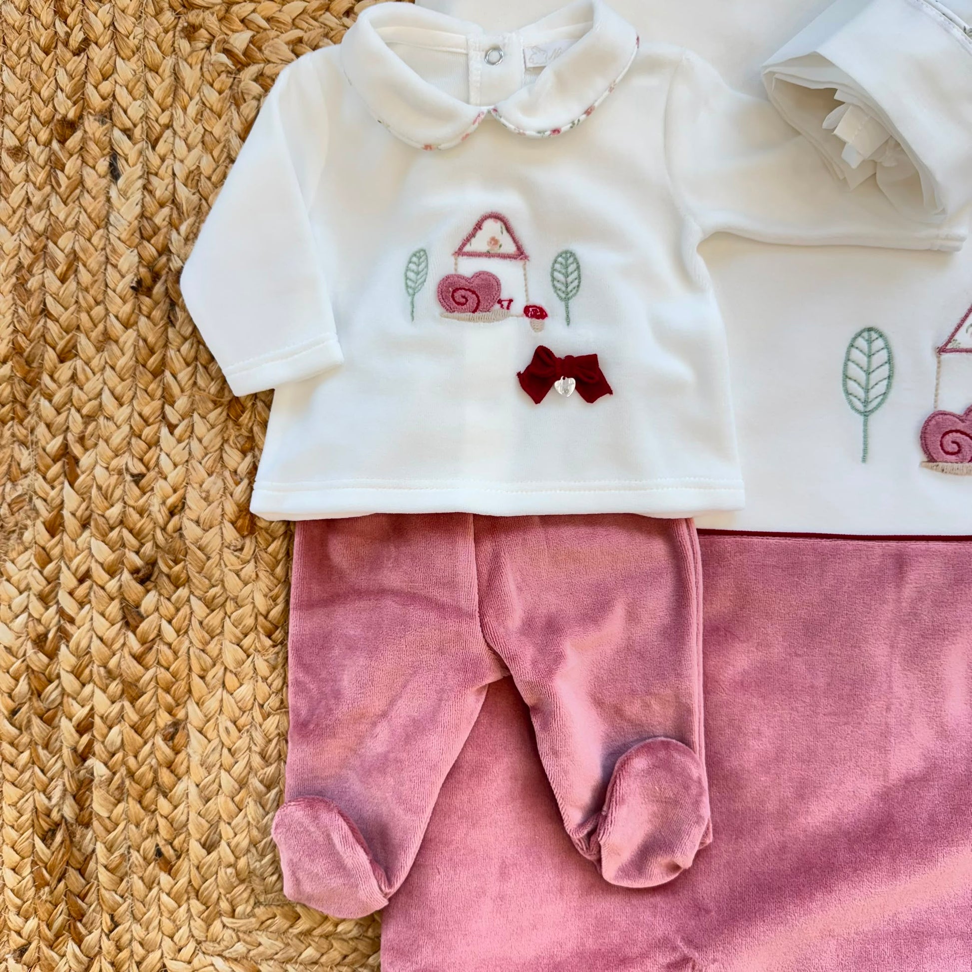 Tutina in ciniglia panna e malva con ricamo chiocciolina e casetta.