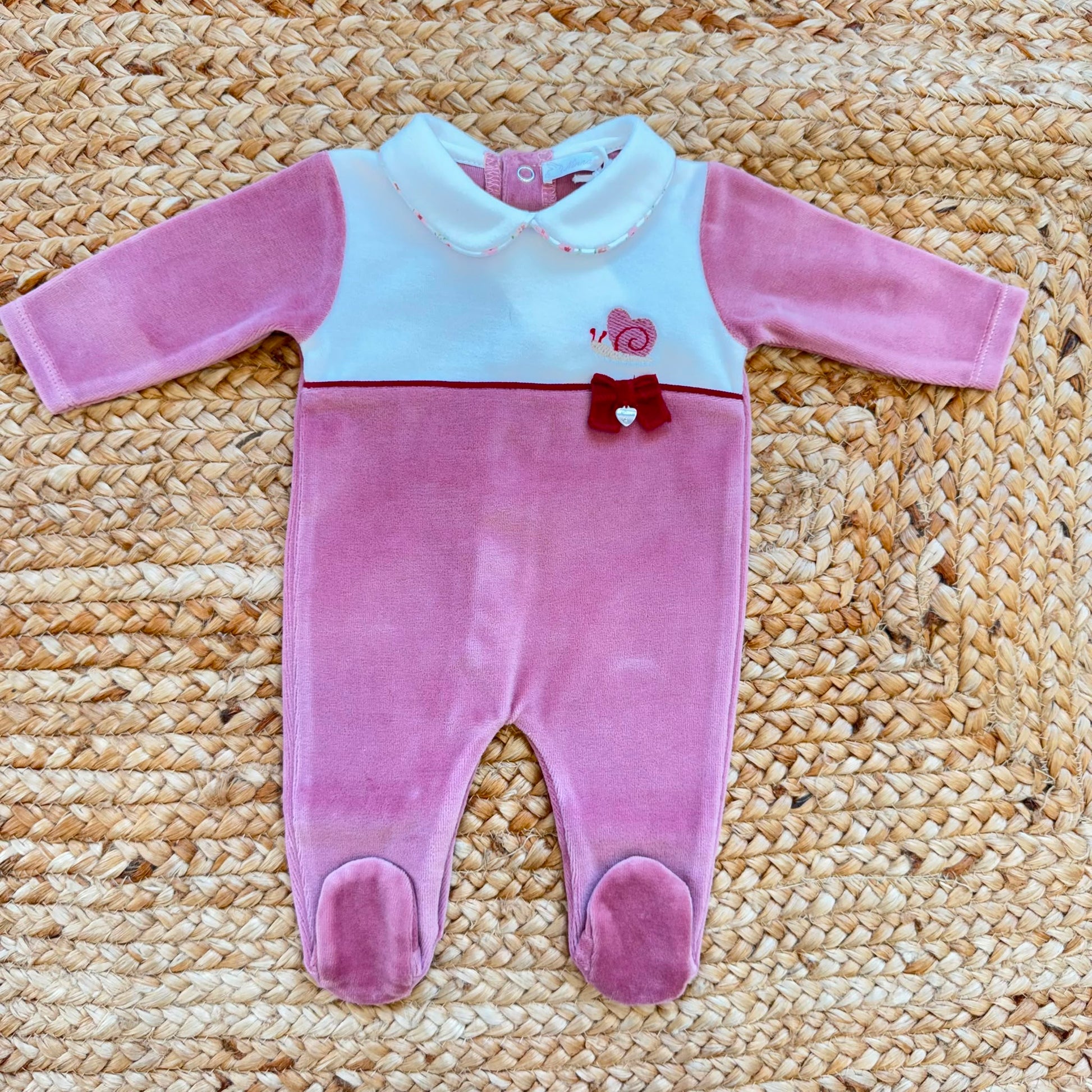 Tutina in ciniglia neonata malva e bianca con ricamo lumachina e fiocco bordeaux