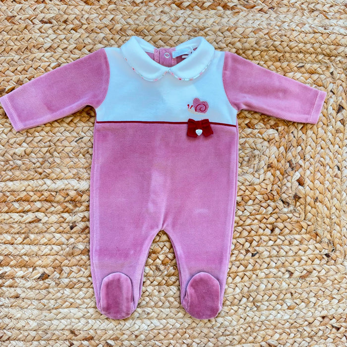 Tutina in ciniglia neonata malva e bianca con ricamo lumachina e fiocco bordeaux
