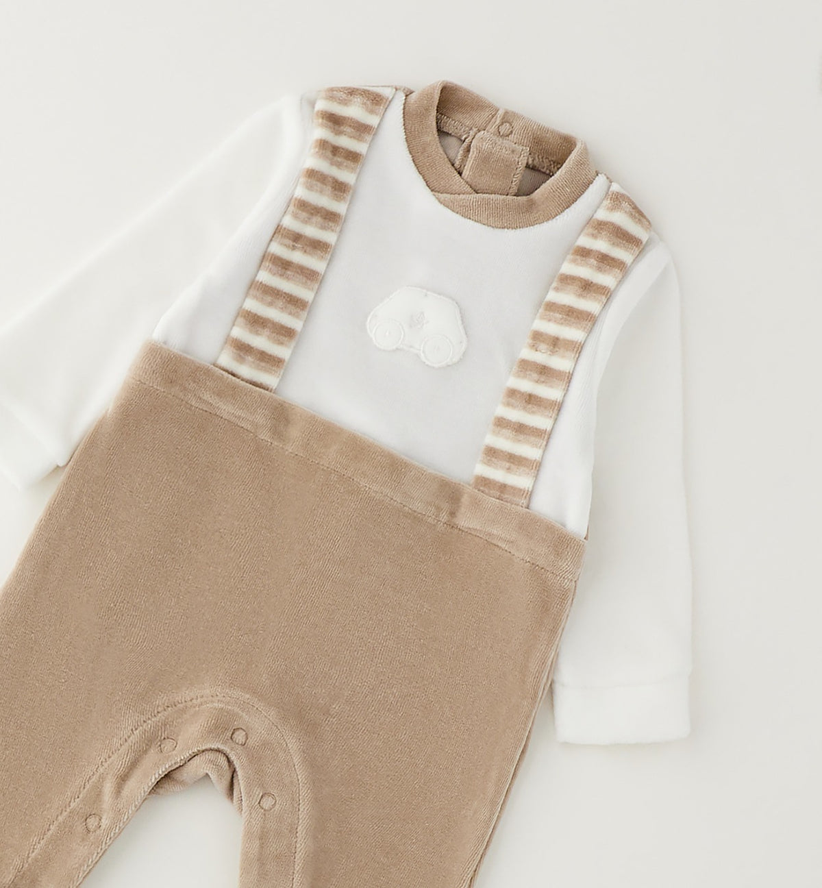 Tutina neonato in ciniglia beige e panna con piedini a righe e applicazione auto
