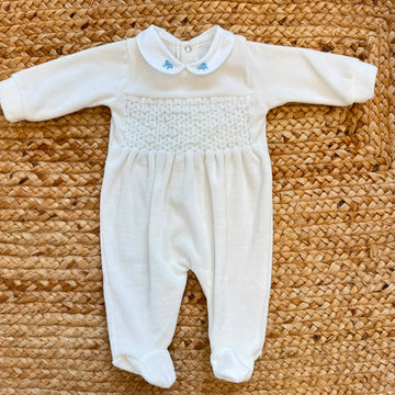 Tutina neonato in ciniglia color cielo con colletto bianco ricamato e fiocchetti.