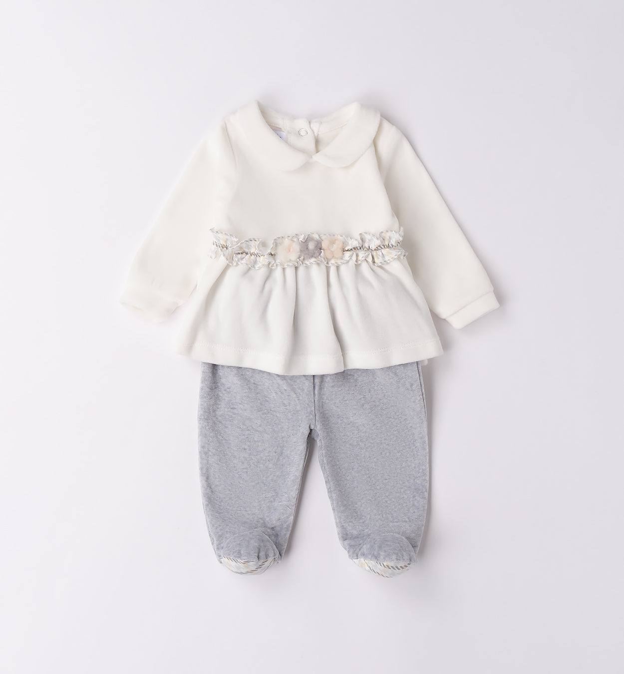 Tutina due pezzi in ciniglia panna e grigio con fiori applicati, vista frontale.