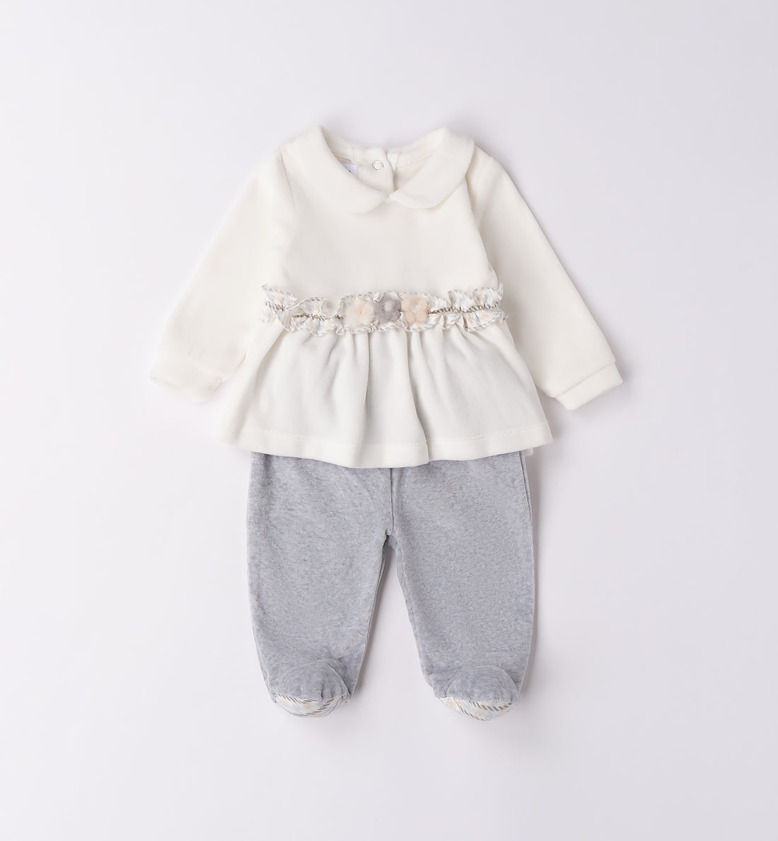 Tutina due pezzi in ciniglia panna e grigio con fiori applicati, vista frontale.