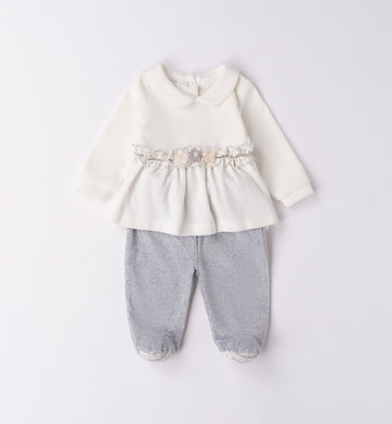 Tutina due pezzi in ciniglia panna e grigio con fiori applicati, vista frontale.