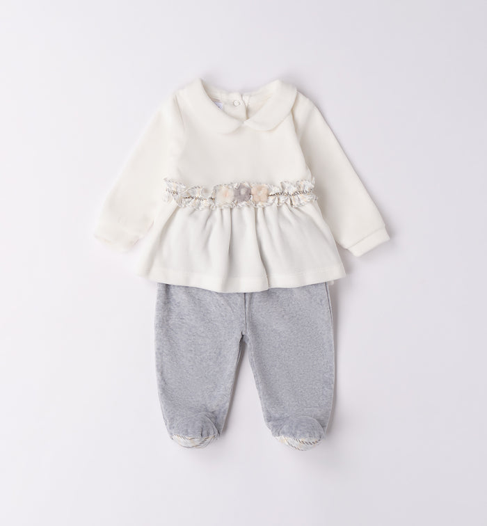 Tutina due pezzi in ciniglia panna e grigio con fiori applicati, vista frontale.