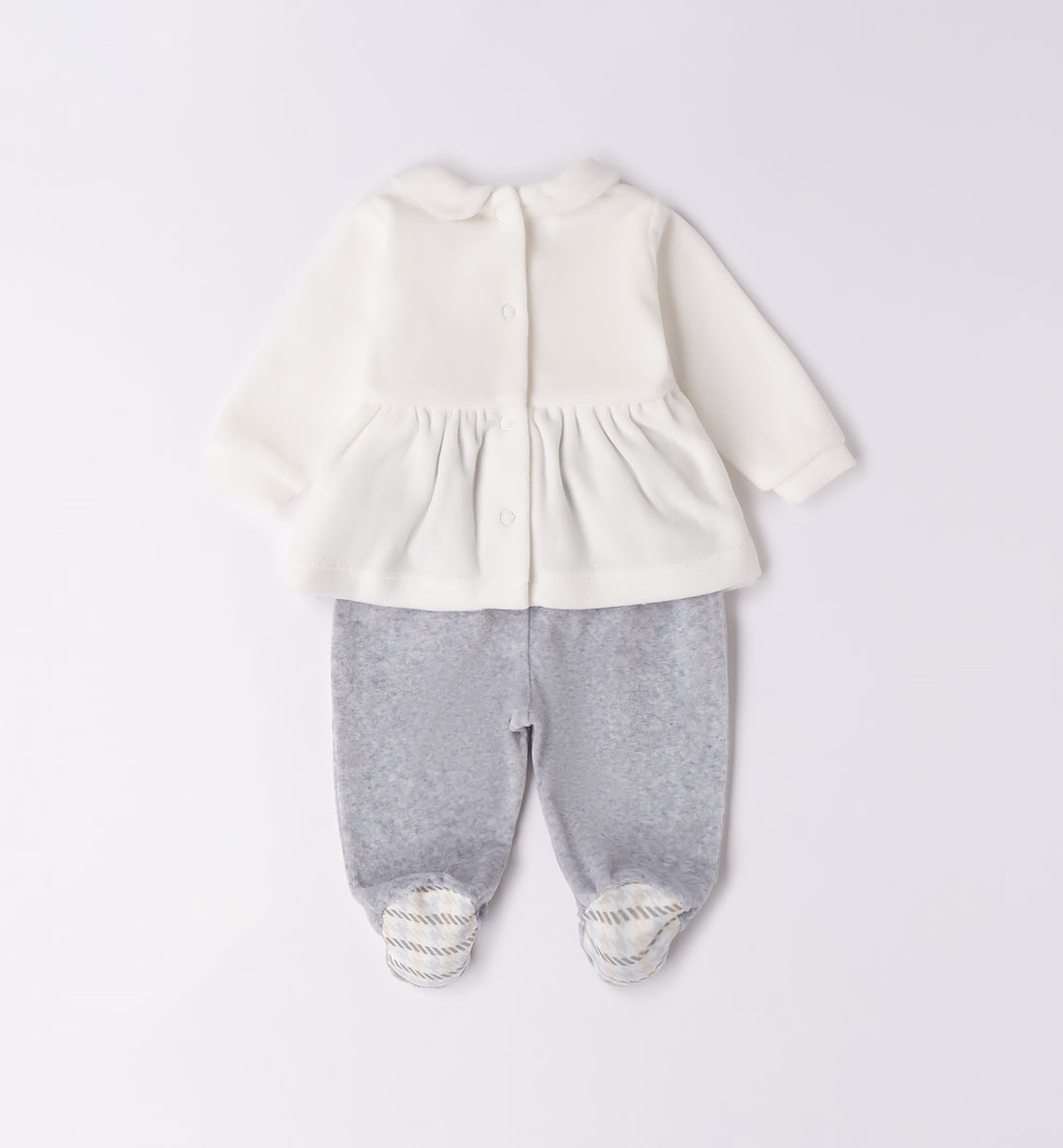 Tutina due pezzi in ciniglia panna e grigio con fiori applicati, vista frontale.
