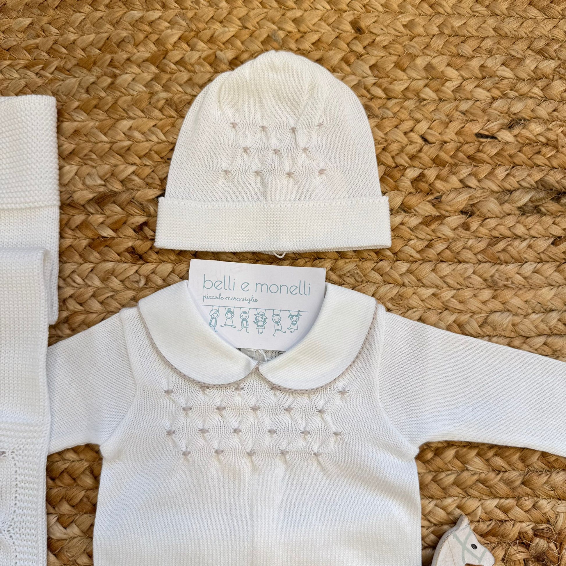 tutina neonato in cotone bianco con colletto e nido d’ape