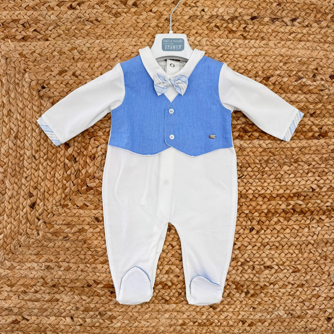  Tutina elegante per neonato con gilet azzurro e papillon rigato, ideale per cerimonia estiva